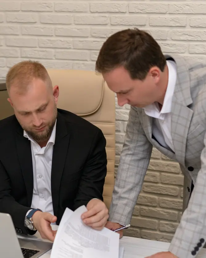 Юристы центра за работой над документами по банкротству, Краснодар
